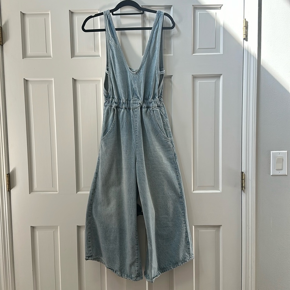 Free people light denim wash jumper. Size XS. Does have a tie on the back.